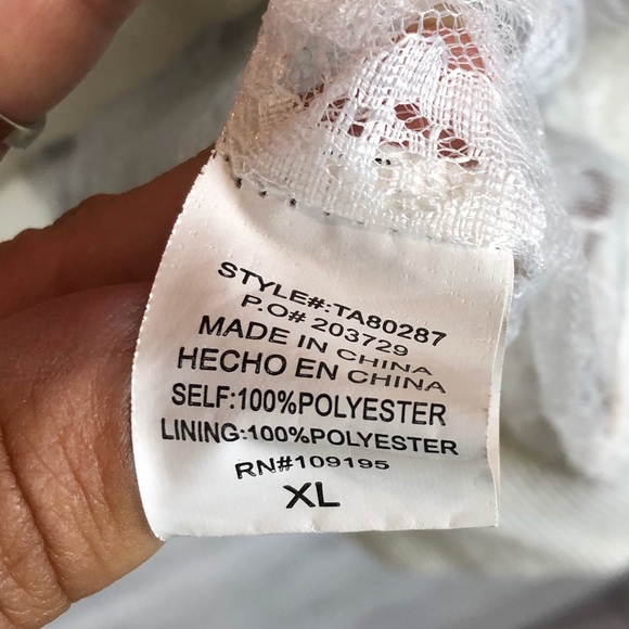 SOLD ⭐️Cream Floral Jacket in 1x⭐️ - Picture 4 of 8